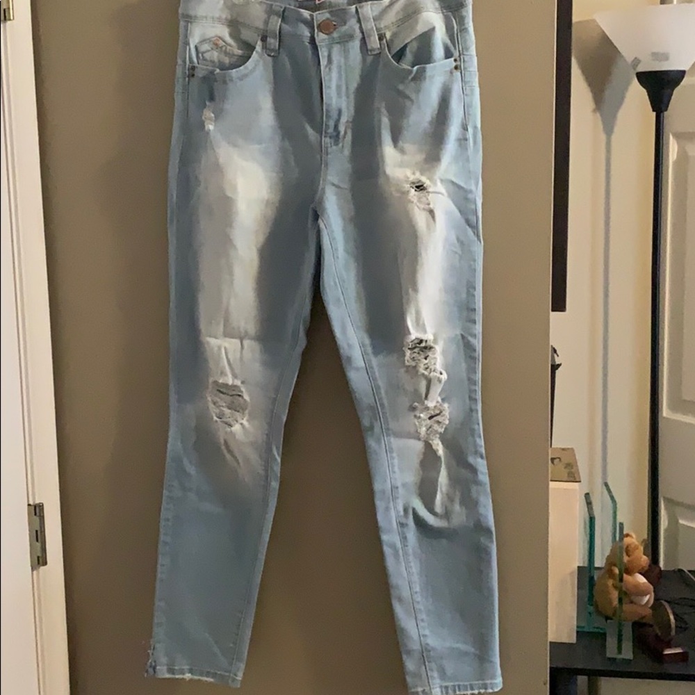 Distressed high waisted jeans